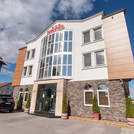 Hotel Stari Krovovi Veternik Esterno foto